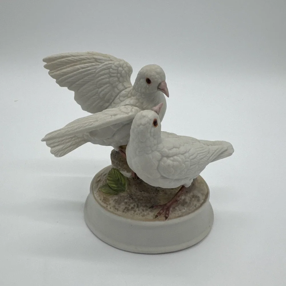 Vintage Gorham‎ Porcelain Love Bird Doves Figurine Music Box Made in Japan